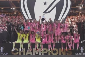 率队夺美职联总冠军！梅西捧起冠军奖杯全队欢呼庆祝！